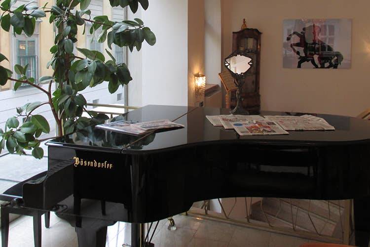 Un pianoforte a coda al terzo piano, quello dedicato alla musica Il fascino dell’Hotel Beethoven Wien, tra antico e moderno