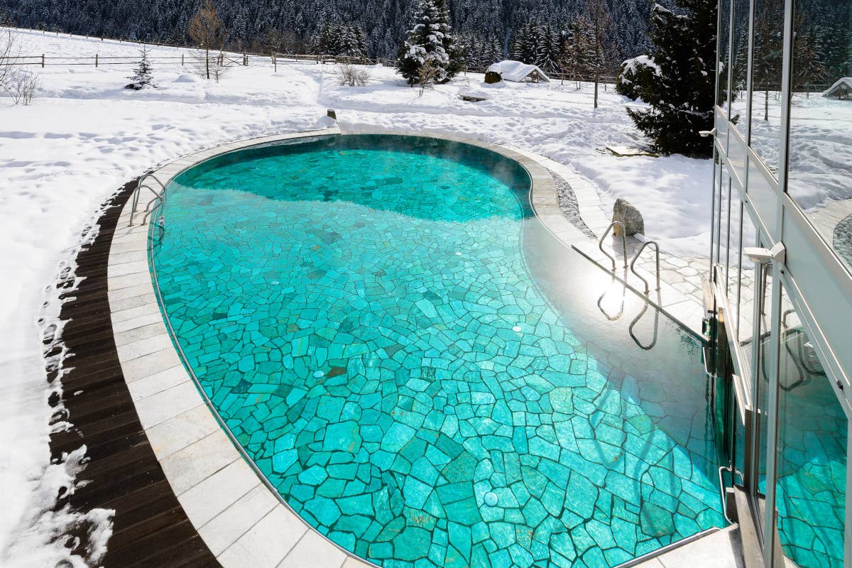 Nella piscina esterna si può nuotare circondati da un giardino ammantato di neve di 45mila mq Piscine aperto