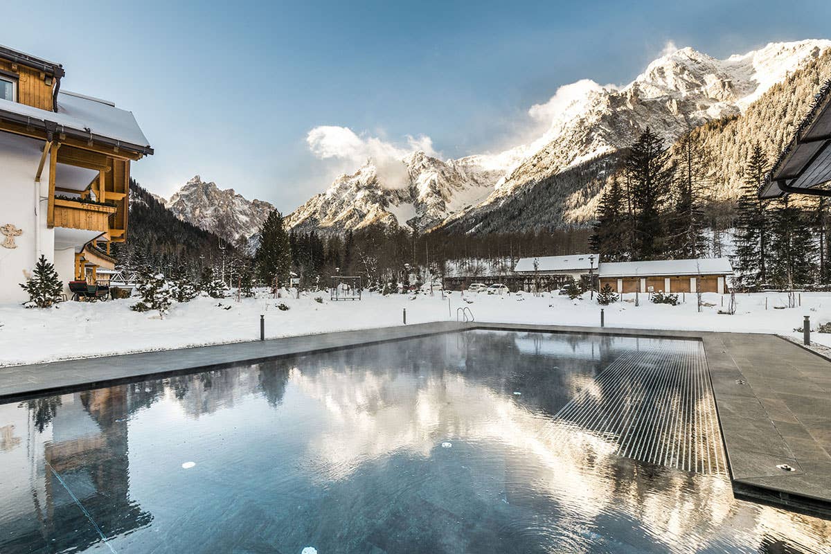 Piscina esterna Foto: Hannes Niederkofler Neve, sci e coccole per coppie: l’inverno al Bad Moos