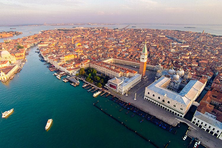 Venezia è tornata a respirare (Più che l'acqua potè la fake news Venezia perde il 40% di turismo)