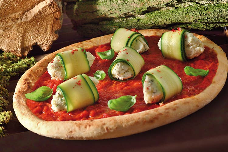 Pizza con Cuor di Pelato, zucchine e quenelle di caprino alle erbe