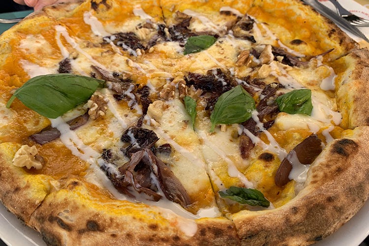 La pizza Settembrina: fiordilatte, vellutata di zucca napoletana, radicchio rosso Da Vurria, alla scoperta della pizza all'Aloe Vera