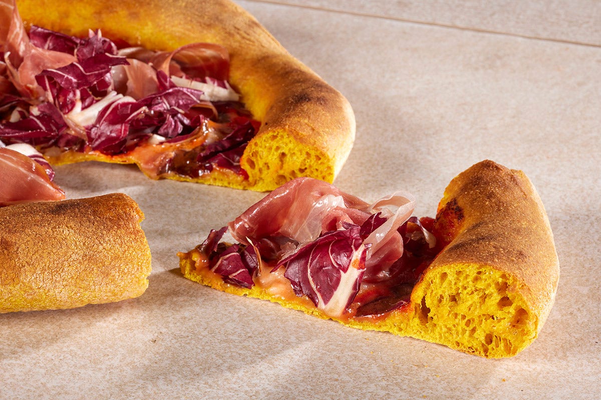 Pizza crudo e radicchio di Luigi Stamerra Vitala Zen Sole, il grano incontra la curcuma per impasti innovativi