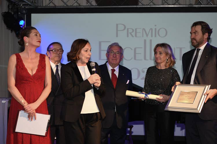 Il Premio a Luciana Lamorgese consegnato dal presidente di Federalberghi Bernabò Bocca (Con il Premio Excellent 2020l’Italia riparte dal turismo)