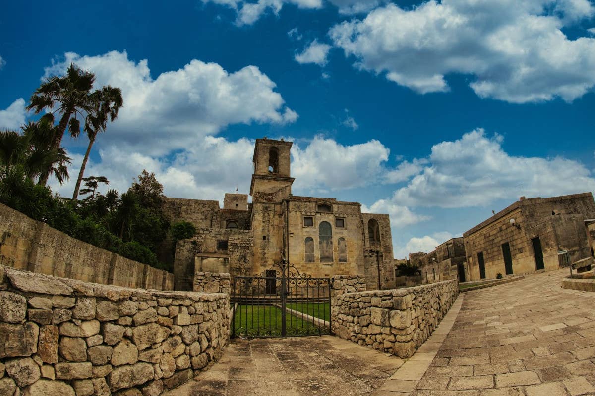 Melpignano, il retro della Chiesa di San Giorgio (foto Ivano Puzzovio) I percorsi del sacro a Melpignano per scoprire la Grecia Salentina