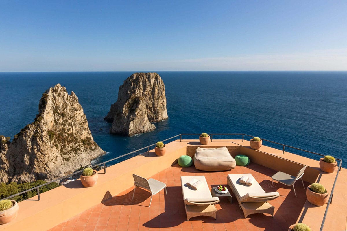 [[Giro del Golfo in otto giorni]]: Capri conquista con i suoi paesaggi e l’alta cucina