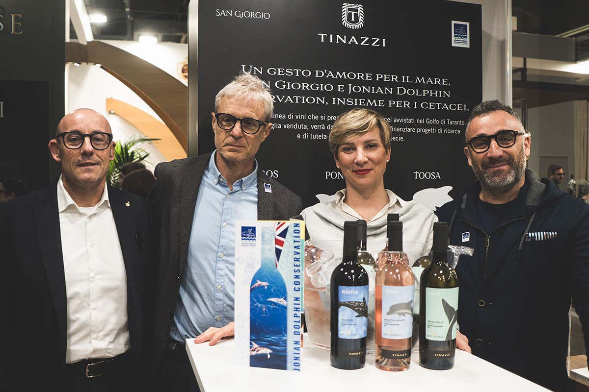 Tinazzi e Jonian Dolphin Conservation: una linea di vini per salvare i delfini Tinazzi e Jonian Dolphin Conservation: una linea di vini per salvare i delfini