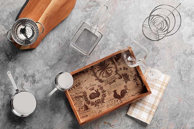 Wood mood: articoli in legno &ldquo;Churchill&rdquo;, calice &ldquo;Rastal&rdquo; linea Teku, complementi in acciaio &ldquo;Suprem Inox&rdquo; e &ldquo;Zodiac&rdquo;, tovagliolo &ldquo;Bit&rdquo; linea Oxford