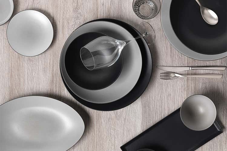 Foto 41 &ndash; Gourmet Black Emotion: piatto &ldquo;Revol&rdquo; linea Equinoxe nero/grigio, posata &ldquo;Eme&rdquo; linea Eleven sabbiato/opaco, calice Zwiesel linea &ldquo;Grace&rdquo;, bicchiere &ldquo;Comtesse&rdquo; linea Flores rigato nero   Foto 63 &ndash; Square table: piatto &ldquo;Le coq&rdquo; linea Ritz avorio, posata &ldquo;Mepra&rdquo; linea Epoque, calice &ldquo;Bormioli Luigi&rdquo; linea Bach   Foto 70 &ndash; Black&White style: piatto &ldquo;Tognana&rdquo; linea Infinity, posata &ldquo;Pinti Inox&rdquo; linea Palace, calice e bicchiere Zwiesel linea &ldquo;Pure&rdquo;   Foto 95 &ndash; Light colour: piatto &ldquo;Churchill&rdquo;, linea Stonecast, posata &ldquo;Mepra&rdquo; linea Avanguardia, bicchiere colorato &rdquo;Comtesse&rdquo; linea Kai, bicchiere trasparente Bormioli Luigi linea Birrateque   Foto 136 &ndash; Pure table: piatto &ldquo;Churchill&rdquo; linea Discover, posata &ldquo;Eme&rdquo; linea Vanity, calice e bicchiere &ldquo;Bormioli Luigi&rdquo; linea Vinea   Foto 158 &ndash; Wood mood: articoli in legno &ldquo;Churchill&rdquo;, calice &ldquo;Rastal&rdquo; linea Teku, complementi in acciaio &ldquo;Suprem Inox&rdquo; e &ldquo;Zodiac&rdquo;, tovagliolo &ldquo;Bit&rdquo; linea Oxford