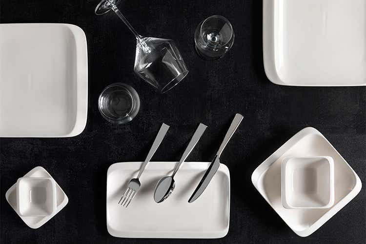 Black&White style: piatto &ldquo;Tognana&rdquo; linea Infinity, posata &ldquo;Pinti Inox&rdquo; linea Palace, calice e bicchiere Zwiesel linea &ldquo;Pure&rdquo;