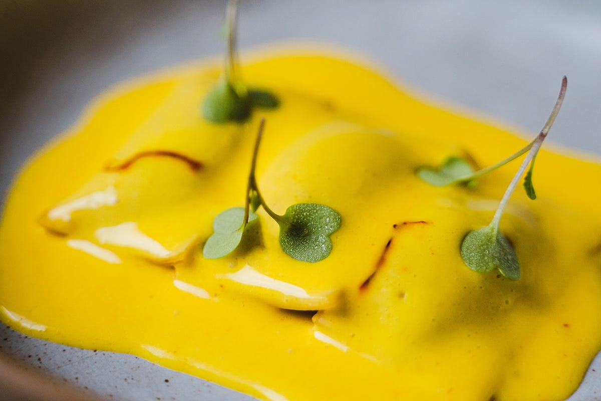 Ravioli di sapere, beurre blanc allo zafferano. Foto: autfotografia Primo Restaurant di Lecce, la stella di Solaika Marrocco brilla sul Salento