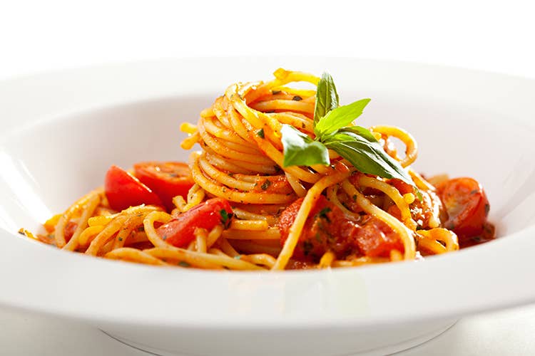 Gli spaghetti, come mangiarli senza fare rumore? Alla Regina non sta bene - Dagli spaghetti all'aglio, i 10 cibi banditi dalla tavola dei Reali inglesi