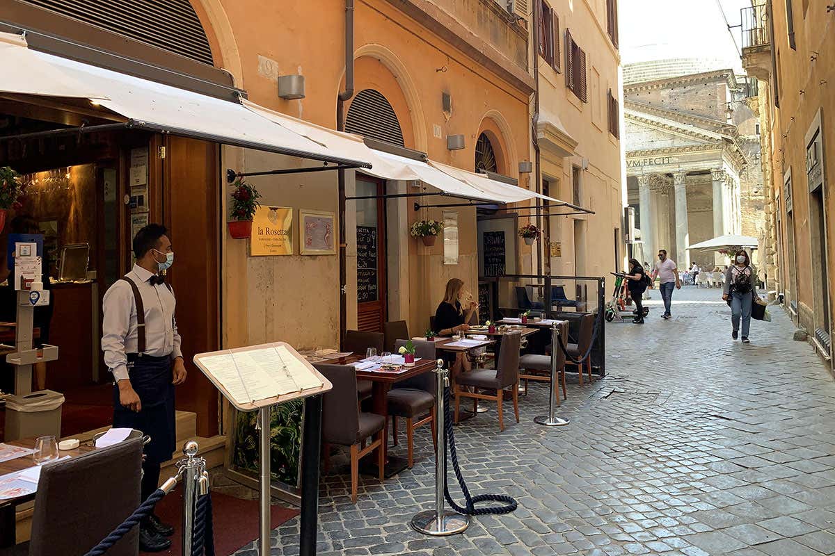 L'esterno del locale Roma, l'affondo di Riccioli: Citt&agrave; svenduta, ai ristoranti servono i turisti