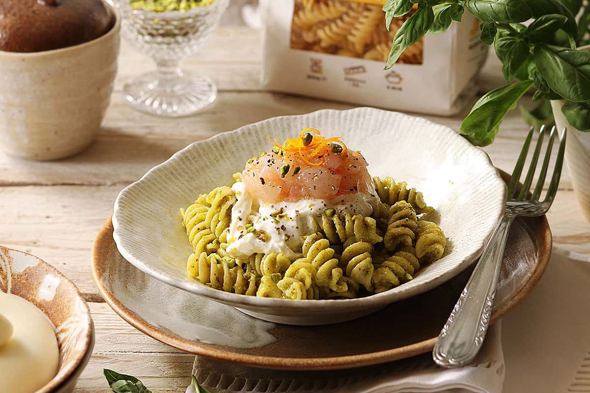 Fusilli con tartare di gamberi, burrata, pesto di pistacchi e scorzetta di arancia. Foto: Tiziana Ricciardi-Deliziosa Virt&ugrave; Primi di Natale: 4 ricette social con la pasta Sgambaro