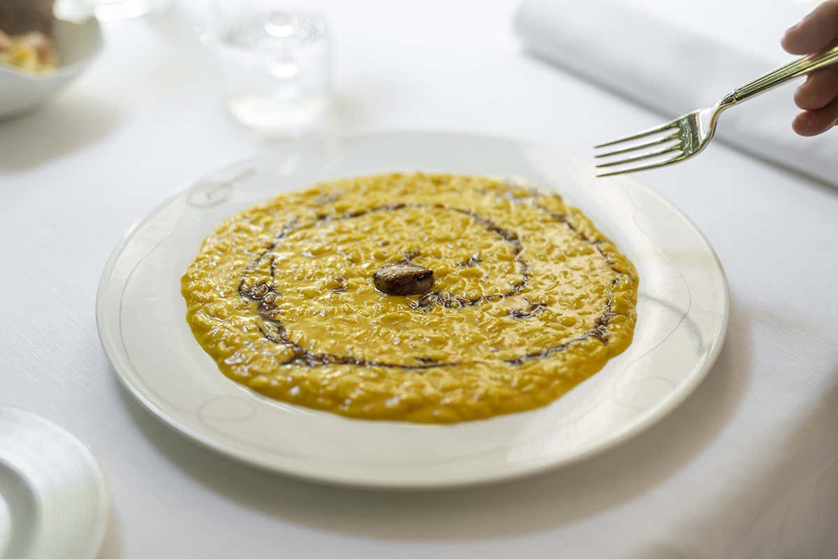 Riso selezione Carnaroli mantecato con pistilli di zafferano e caramello di vino rosso Riso selezione Carnaroli mantecato con pistilli di zafferano e caramello di vino rosso Riso selezione Carnaroli mantecato con pistilli di zafferano e caramello di vino rosso Riso selezione Carnaroli mantecato con pistilli di zafferano e caramello di vino rosso