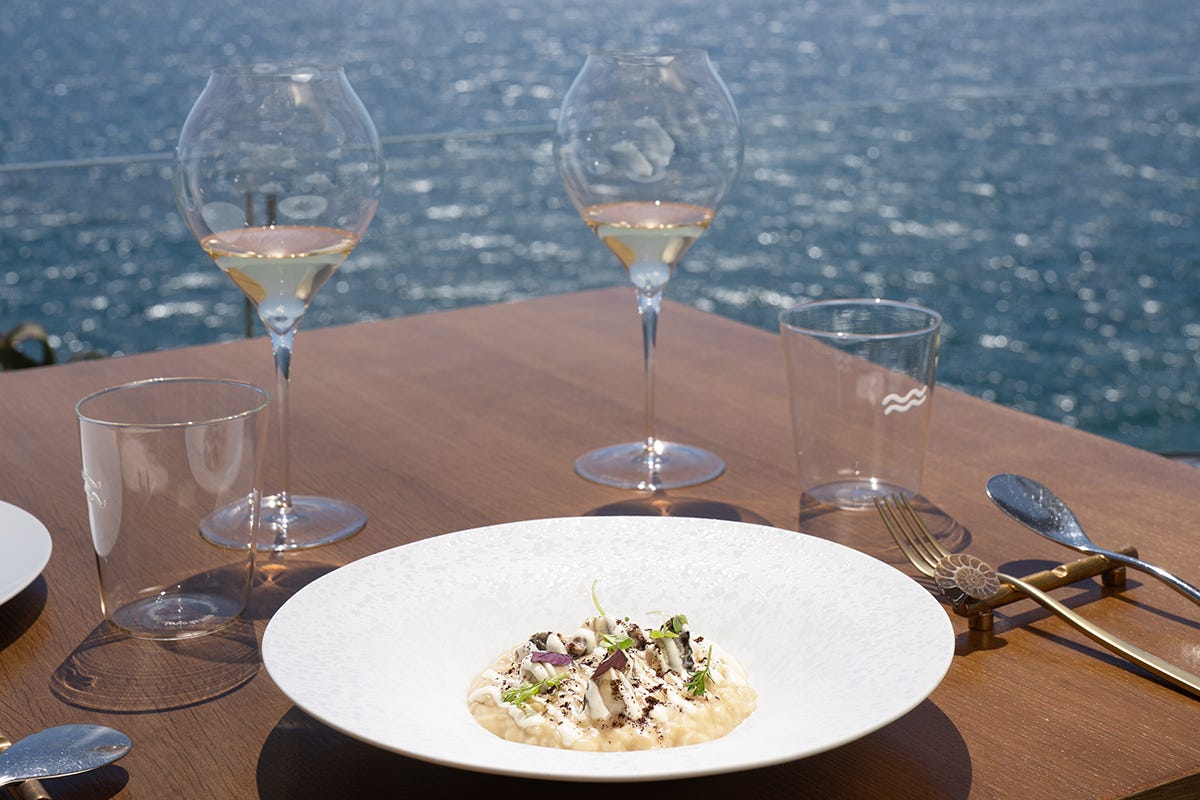 Risotto con succo di cipolla, ostriche e rafano. Foto: Luca Bylon Un tavolo sul mare: benvenuti al Caracòl Gourmet di Bacoli