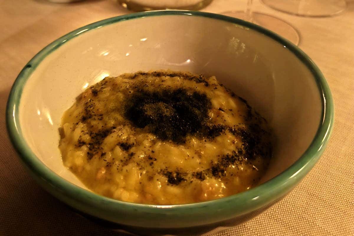 A Ischia c’è un luogo dove puoi cenare sospeso sul mare e dormire in un ex convento A Ischia c’è un luogo dove puoi cenare sospeso sul mare e dormire in un ex convento