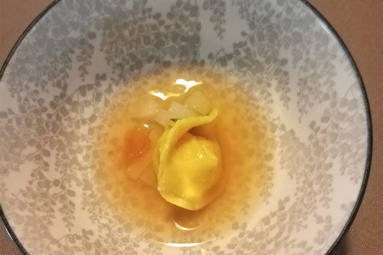 Raviolo dolce che profuma di mela - Ristorante Radici si adatta Colazione, pranzo e cocktail list