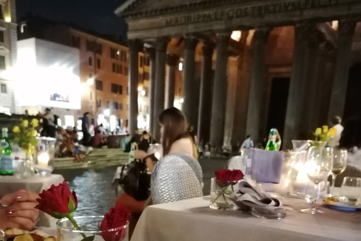 Baristi e ristoranti di Roma protestano contro l'ordinanza anti movida Malamovida a Roma: bar e ristornati insorgono contro la chiusura anticipata