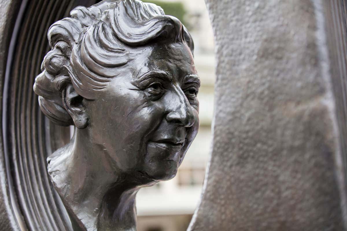 Delitti in un sorso: 50 anni senza Agatha Christie, tra indizi e misteri nel bicchiere