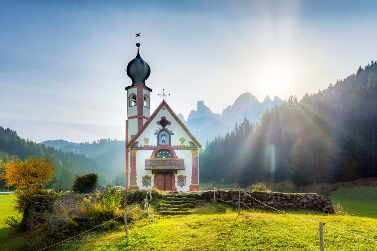 Val di Funes, dove trascorrere una vacanza green al cospetto delle Odle Val di Funes, dove trascorrere una vacanza green al cospetto delle Odle