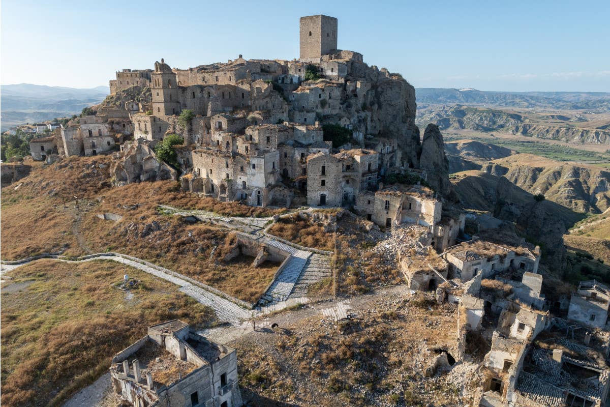 Alla scoperta dei borghi fantasma d'Italia: Craco il più popolare