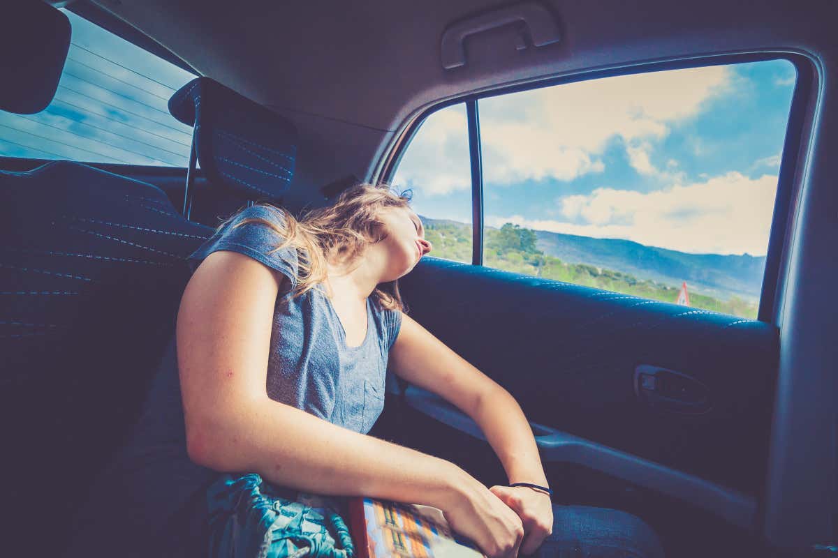 Dormire male in viaggio può incidere sul cervello: ecco le posizioni da evitare