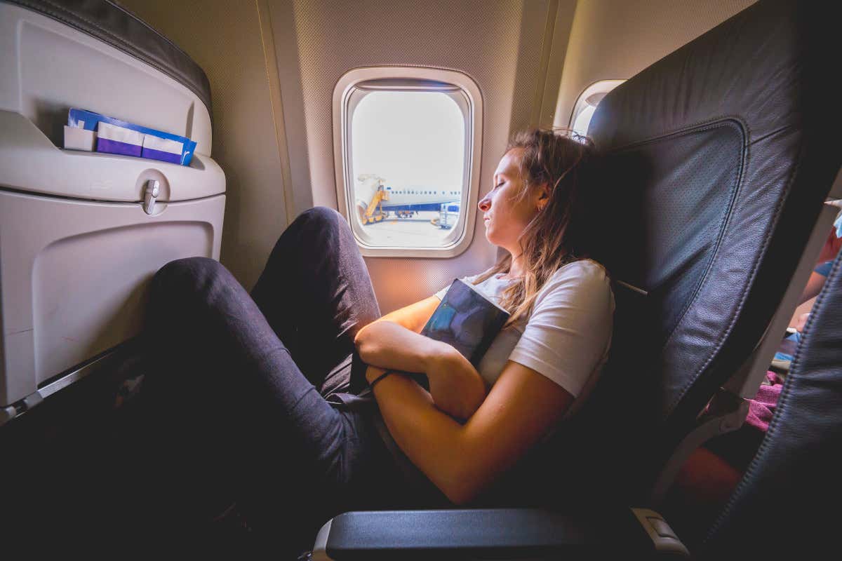 Dormire male in viaggio può incidere sul cervello: ecco le posizioni da evitare