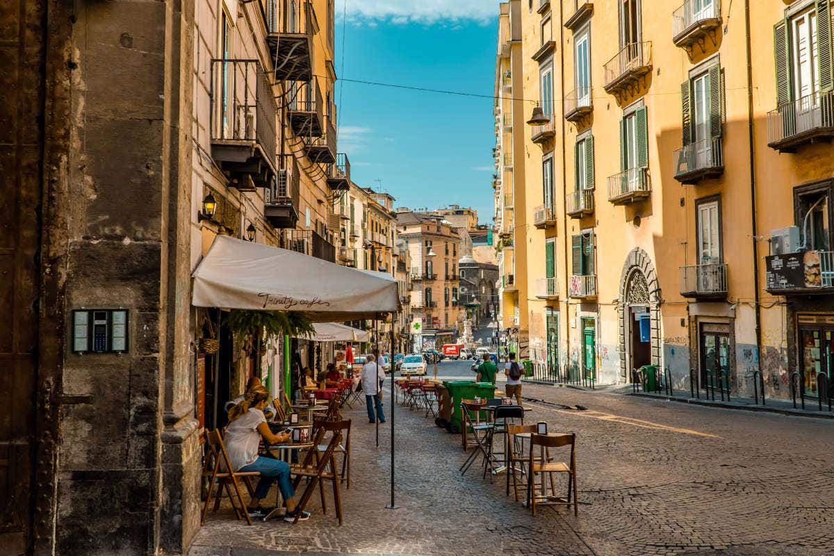 Dehors: a Napoli il 72% non paga l'occupazione suolo, buco da 5 milioni