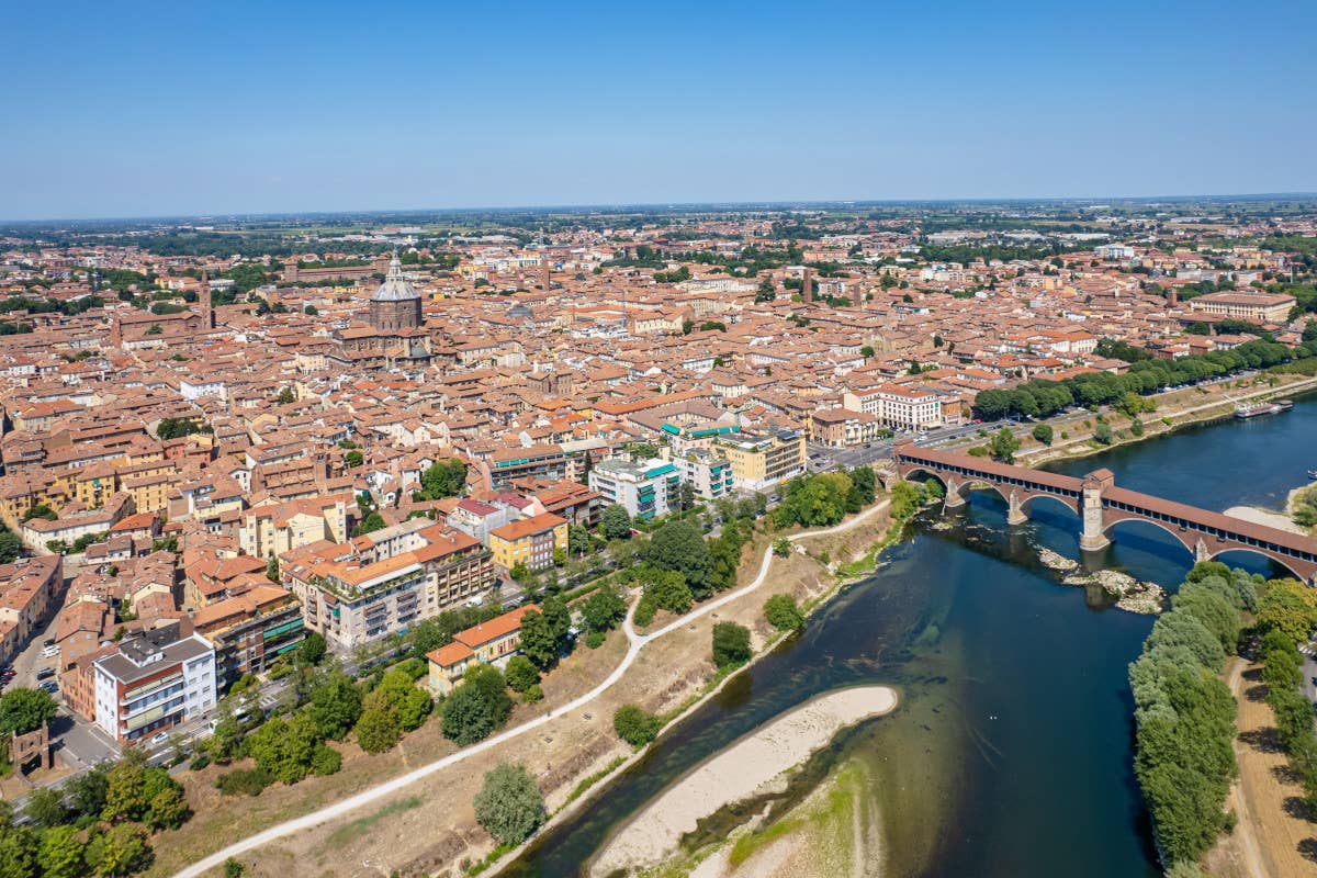 Viaggio a Pavia con gli 883 dove l'uomo ragno vive ancora