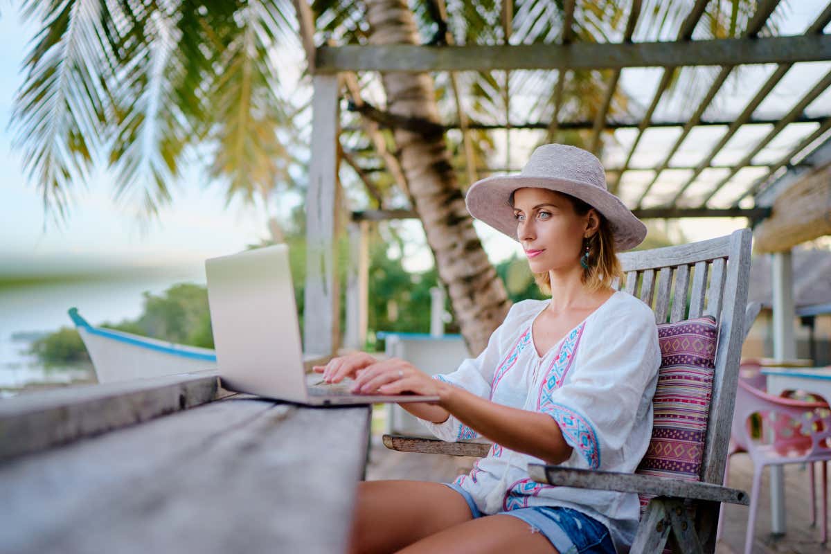 Revenge travel, workcation e IA: ecco come saranno i viaggi nell'estate 2025