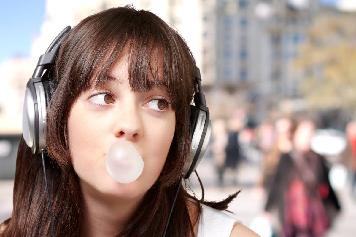 Chewing gum, non tutto è sano quel che si mastica: come evitare rischi