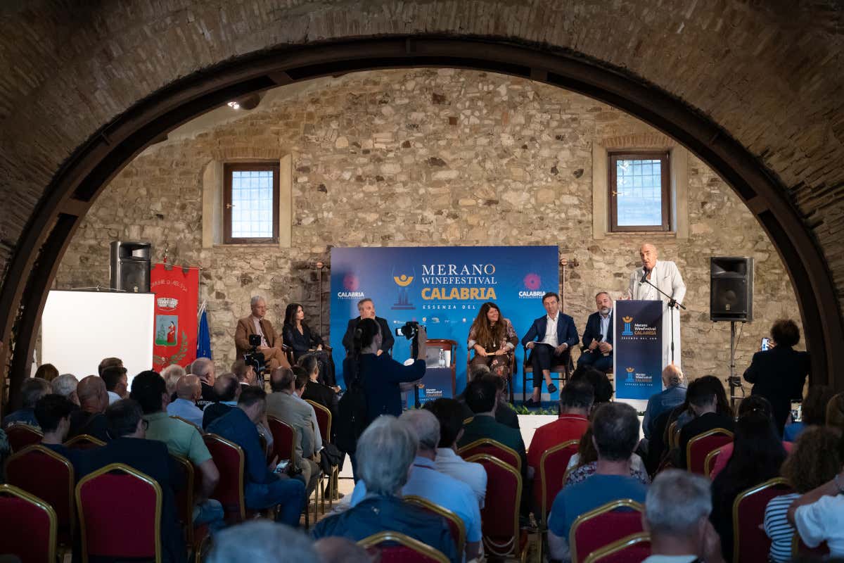 Merano WineFestival Calabria, il vino calabrese cresce tra buyer esteri e nuovi mercati Merano WineFestival Calabria, il vino calabrese cresce tra buyer esteri e nuovi mercati