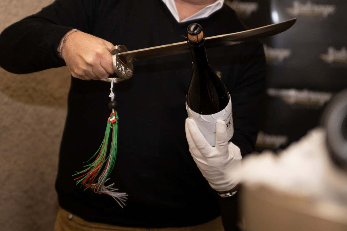 Sabrage, la fase di taglio Sabrage academy: un master e due nuovi corsi