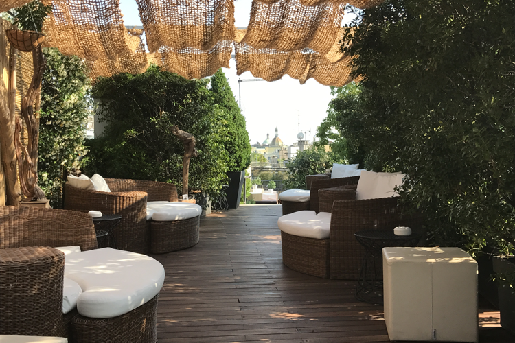 Sara Panzieri, bar manager a 22 anni sulla Sky Terrace dell'Hotel Milano Scala