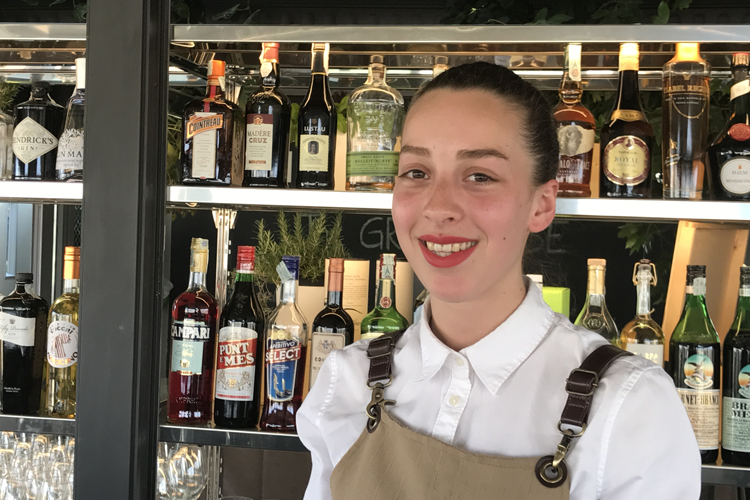 Sara Panzieri - Sara Panzieri, bar manager a 22 anni sulla Sky Terrace dell'Hotel Milano Scala Sara Panzieri - Sara Panzieri, bar manager a 22 anni sulla Sky Terrace dell'Hotel Milano Scala