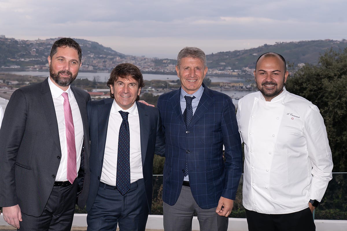 Da sinistra: Pino Savoia, Alfredo Gisonno, Roberto Laringe e Angelo Carannante. Foto: Luca Bylon Un tavolo sul mare: benvenuti al Caracòl Gourmet di Bacoli