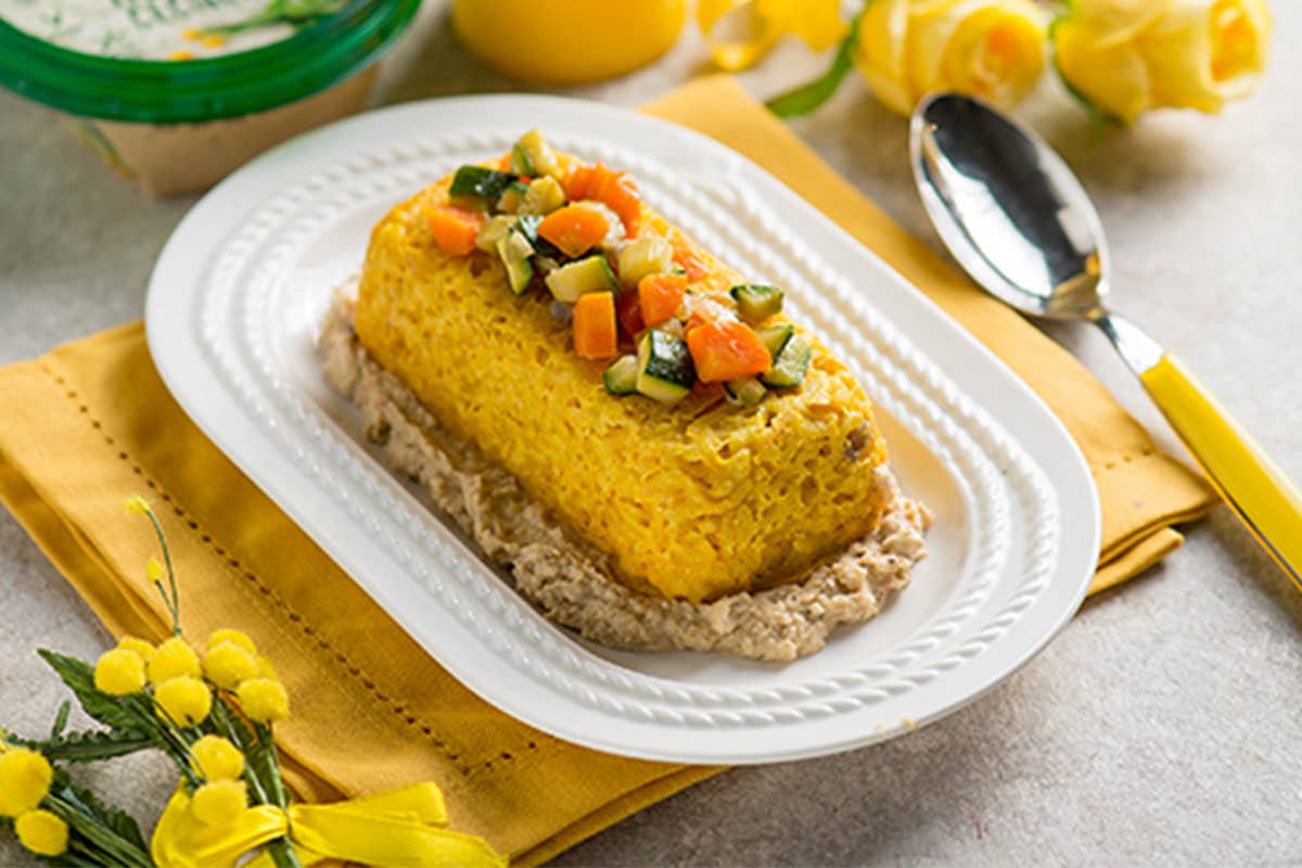 Sformatino di riso con hummus, carote e zucchine Sformatino di riso con hummus, carote e zucchine