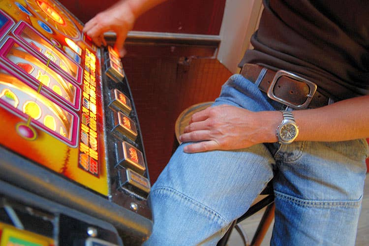 Slot machine spacciate per dispositivi anti-ludopatia: è scandalo