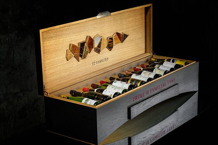 La cassa con le 12 bottiglie (Sotheby’s Wine All’asta 12 bottiglie d’eccezione)