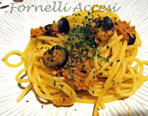 Spaghetti con tonno e olive Spaghetti con tonno e olive