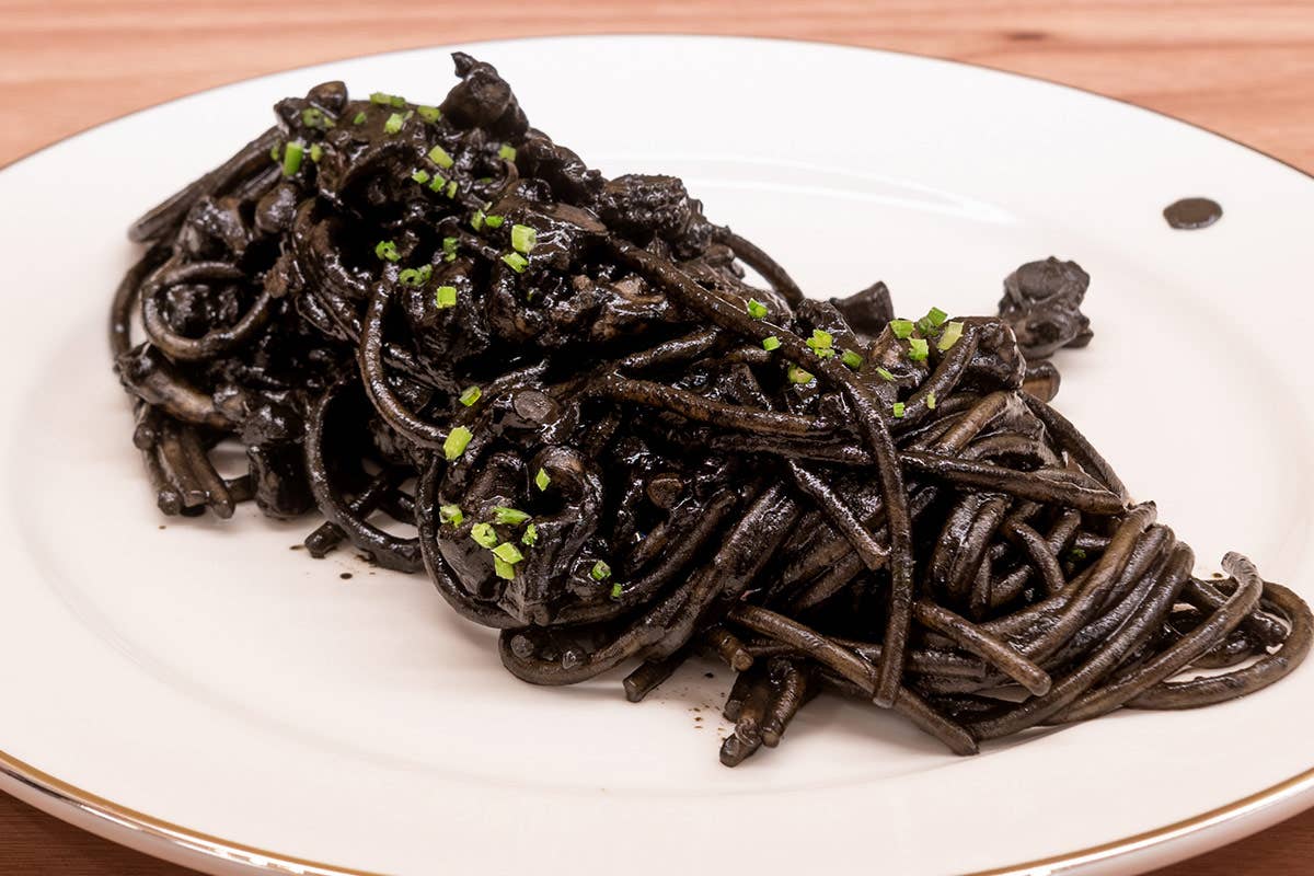 Spaghetto al nero di seppia pino cuttaia