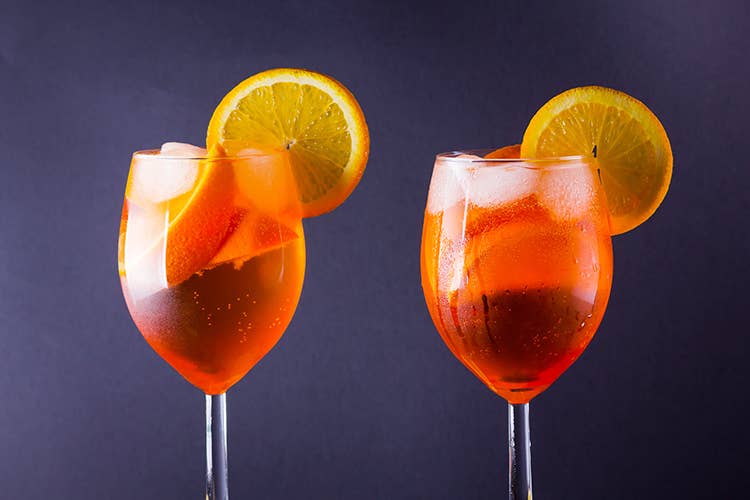 Il format è basato su 10 tipologie di Spritz, serviti in 3 differenti taglie di bicchieri - Spritzerò apre a Torino  L'aperitivo italiano sotto la Mole