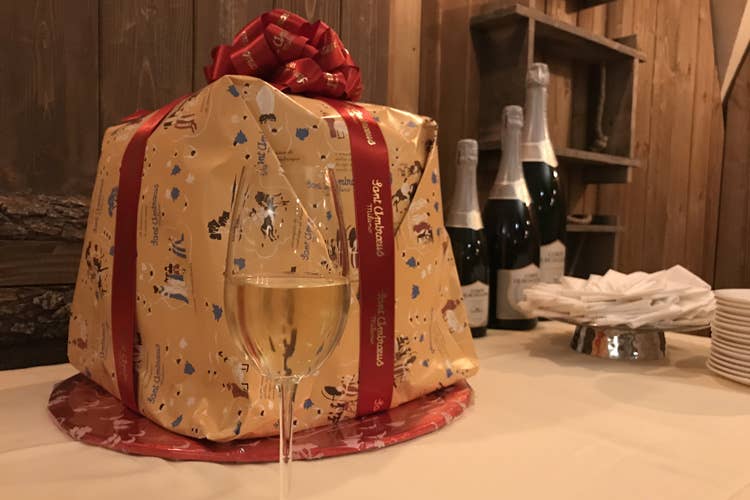 Il panettone di Sant Ambroeus con un calice di Comte de Montaigne (Comte de Montaigne e panettone La tradizione si incontra a Milano)