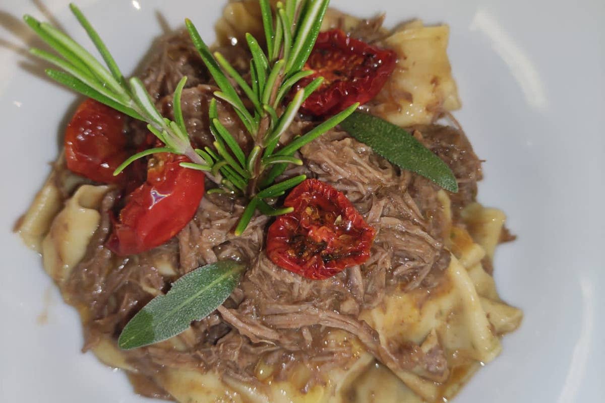 Straccetti di pasta fresca al rosmarino con ragù di guancetta di Chianina