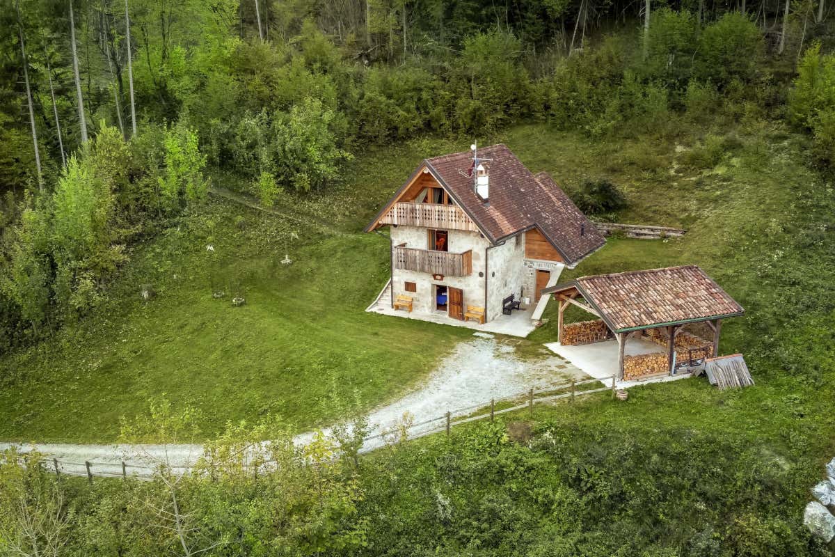 Magia del Legno a Sutrio: arte, presepi e sapori della Carnia Magia del Legno a Sutrio: arte, presepi e sapori della Carnia