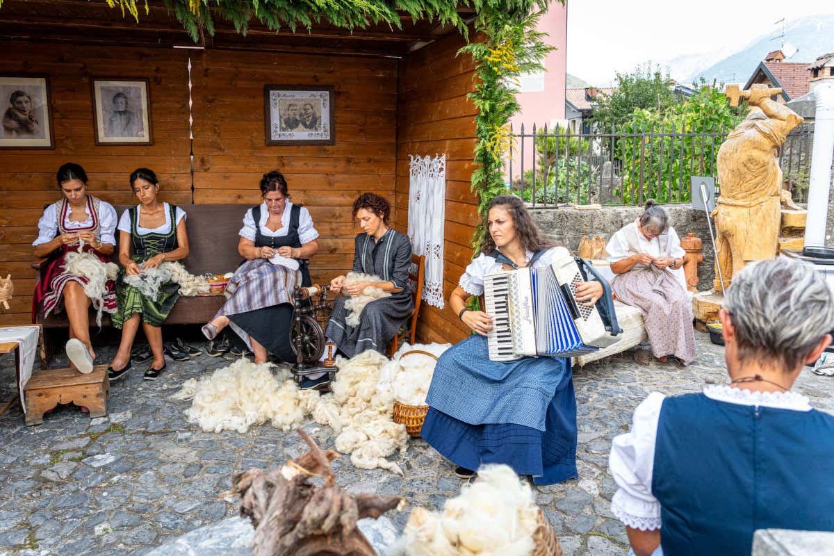 Magia del Legno a Sutrio: arte, presepi e sapori della Carnia Magia del Legno a Sutrio: arte, presepi e sapori della Carnia