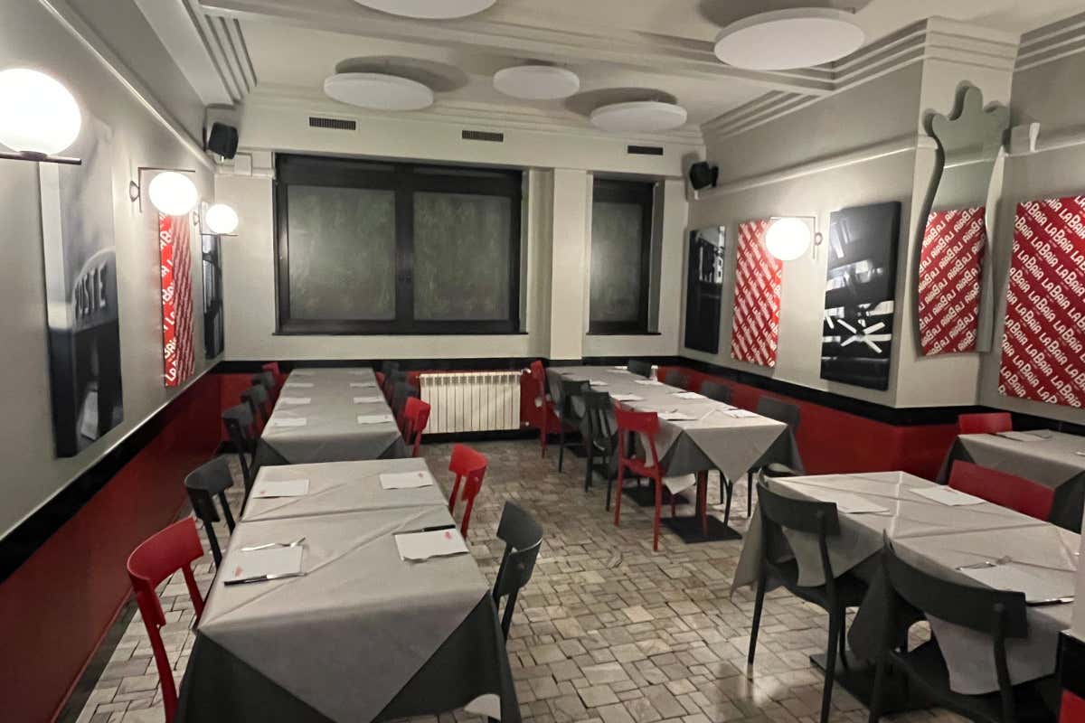 Il pizzaiolo da 40 anni e l'impasto di famiglia: la ricetta del tempo secondo La Baia Il pizzaiolo da 40 anni e l'impasto di famiglia: la ricetta del tempo secondo La Baia