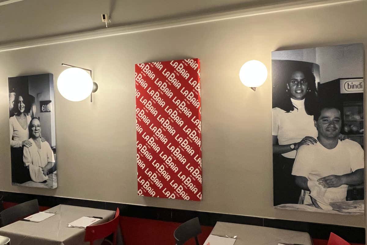 Il pizzaiolo da 40 anni e l'impasto di famiglia: la ricetta del tempo secondo La Baia Il pizzaiolo da 40 anni e l'impasto di famiglia: la ricetta del tempo secondo La Baia