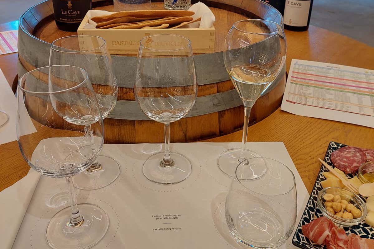 Cantina Castello di Uviglie: una storia tra vino, territorio e famiglia nel Monferrato Cantina Castello di Uviglie: una storia tra vino, territorio e famiglia nel Monferrato